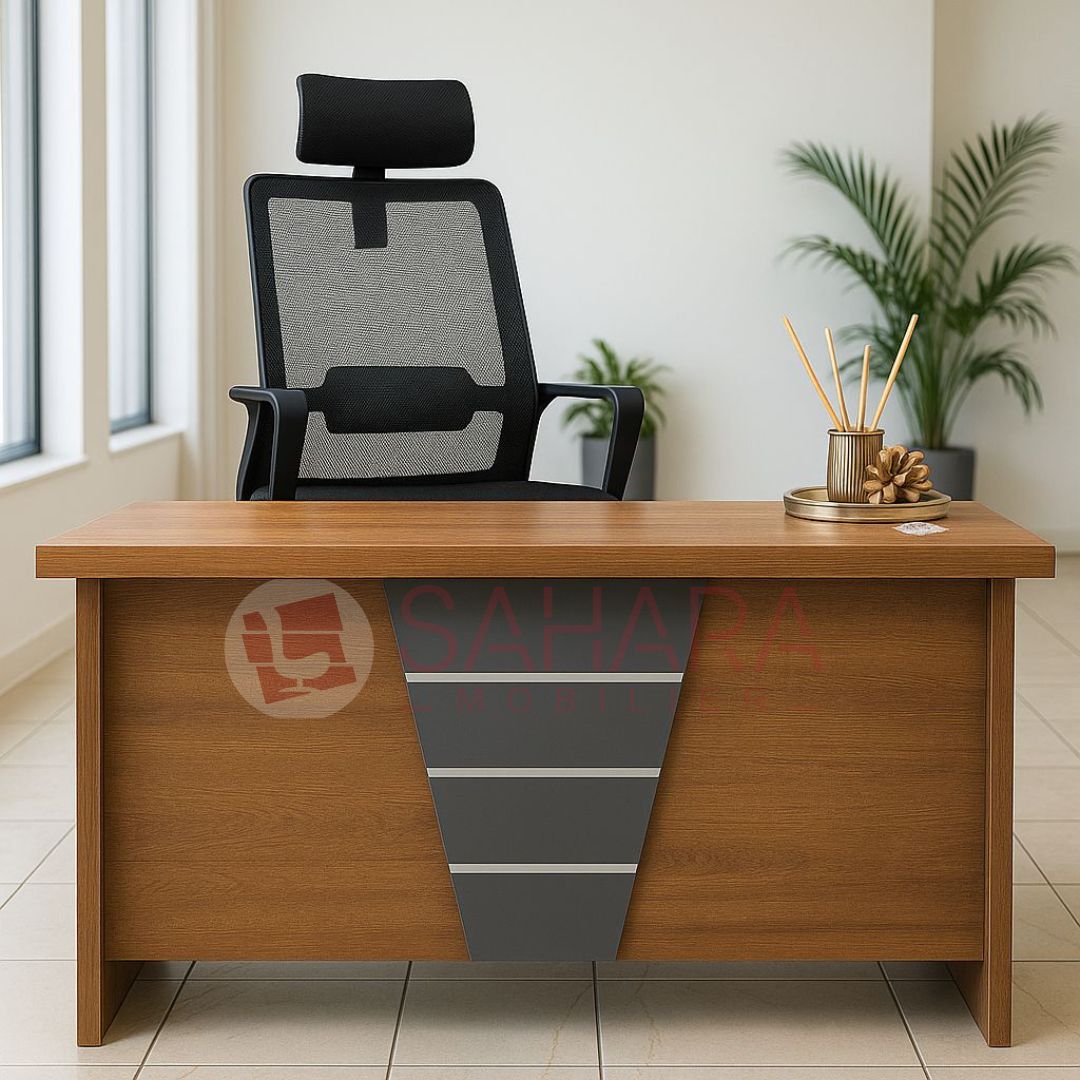 Bureau de travail sans retour avec caisson mobile de trois tiroirs exposé avec une fauteuil président